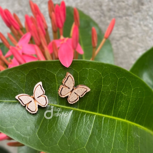 Aretes pequeños de mariposa | Dilini